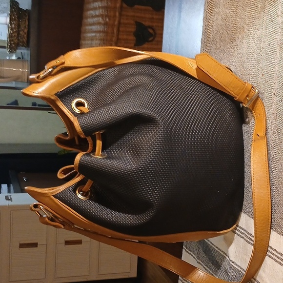 Stylish Black and Tan Men's Bag - Picture 3 of 16